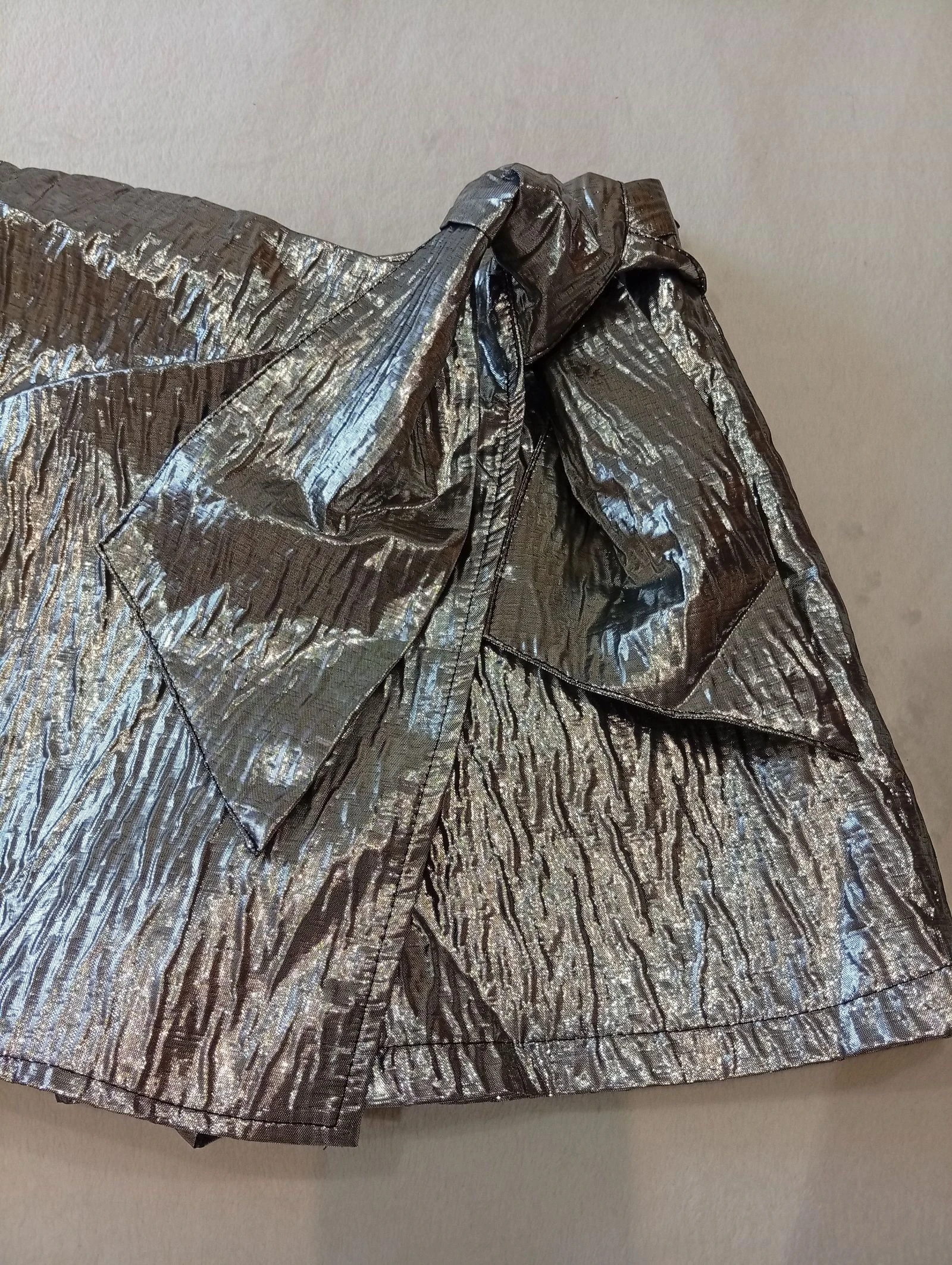 Lindo skort prateado metálico com um elegante laço lateral oversized – photo 3